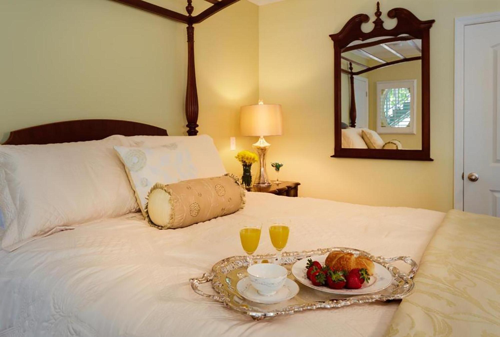 Seaglass Inn Bed And Breakfast Melbourne Beach Room photo